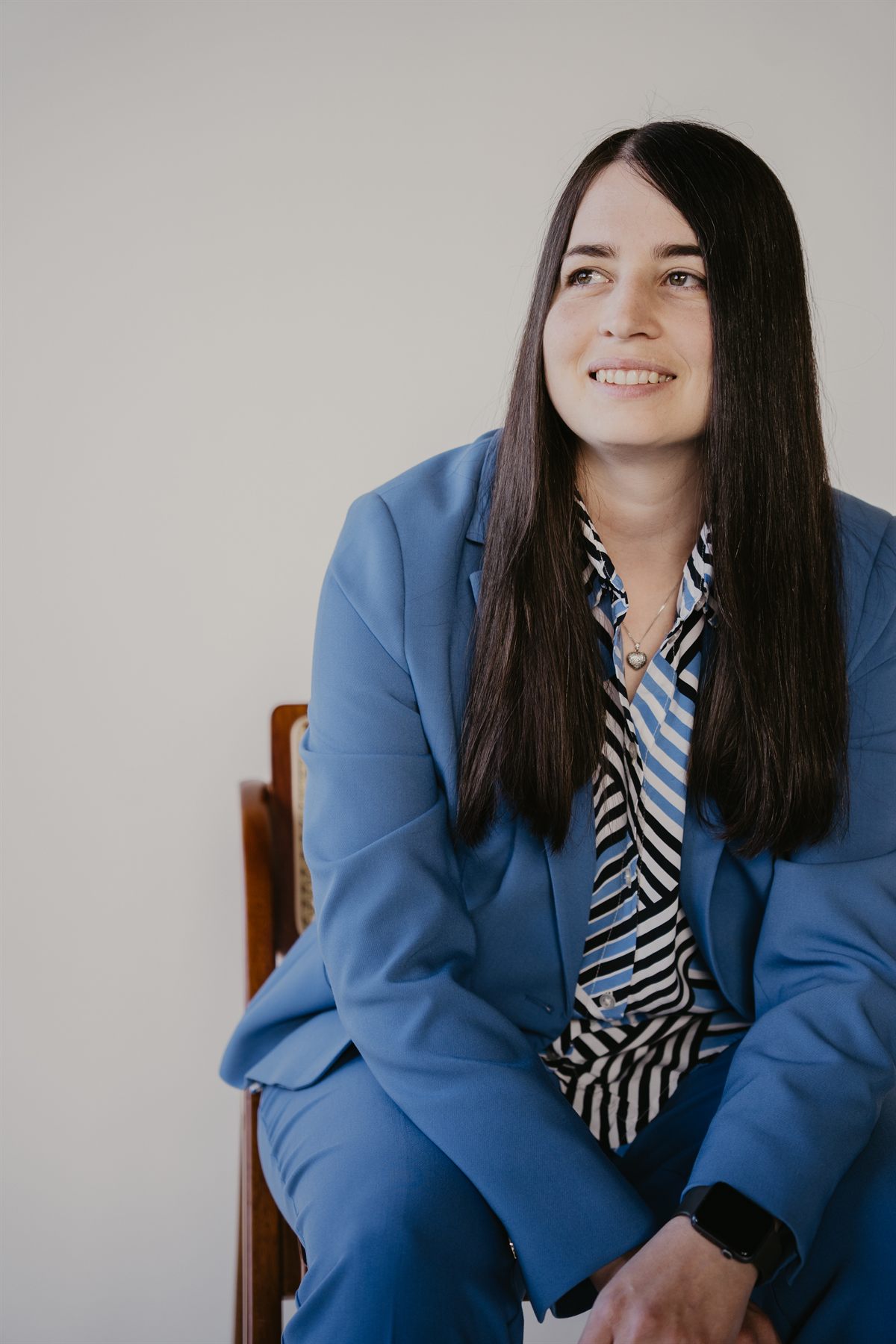Personal-Brand-Porträt von Victoria im blauen Anzug