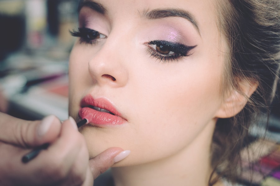 Beauty-Detailaufnahme beim Make-up